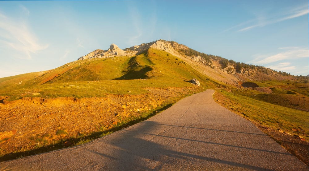 coaching de vie lumineux-route-travers-col-montagne