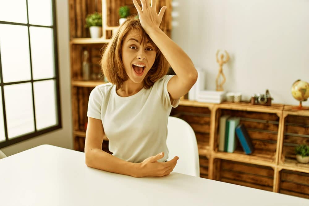 Une personne exprime la surprise des idées reçues sur les coachs de vie. surprise sur les idées reçues du coaching