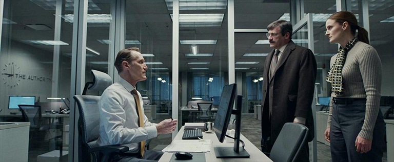 Christopher-Heyerdahl-role-Andrew Supérieur Hiarchique de Orson dans le film Corner Office dans le bureau
